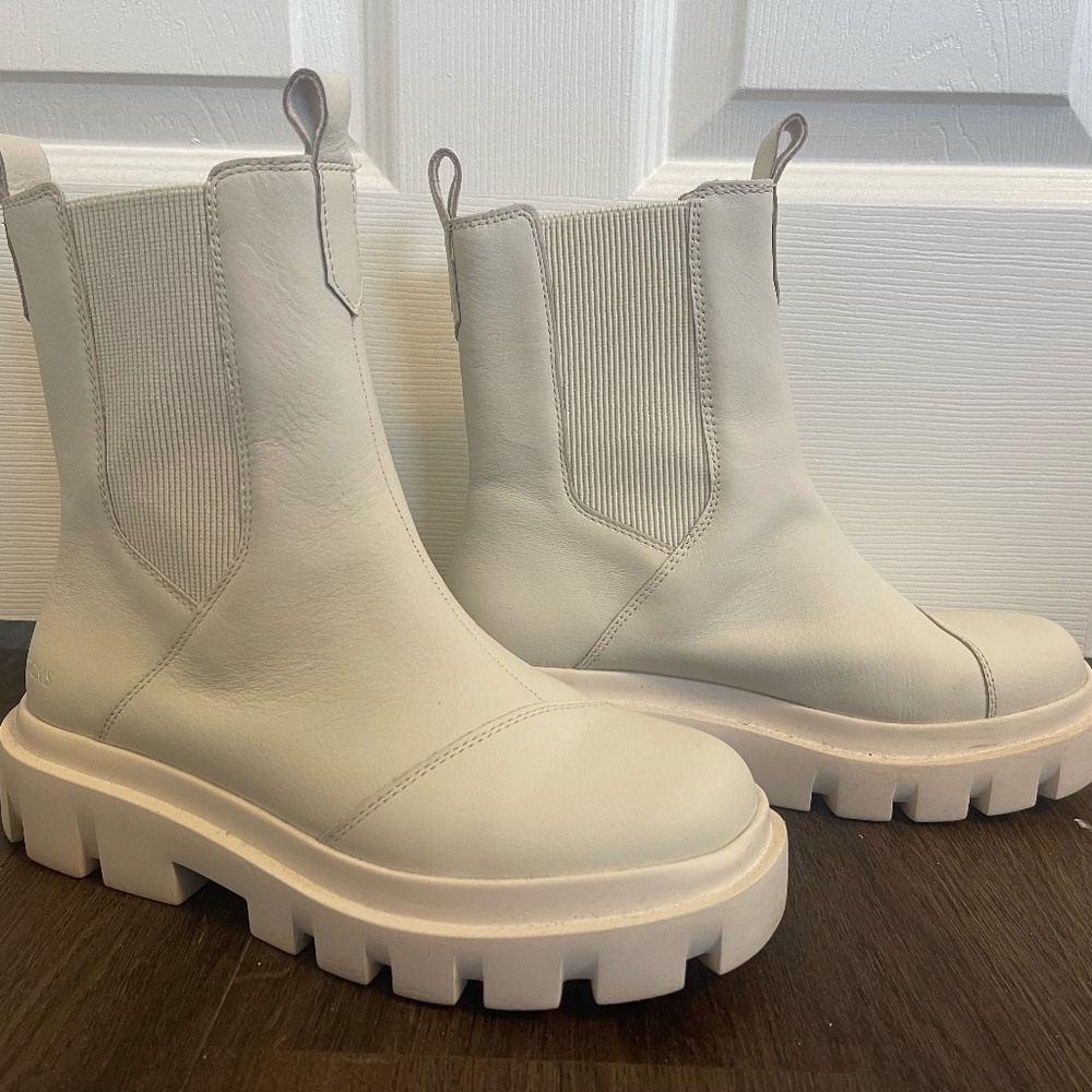 TOMS Rowan Boots in Sand Size 8